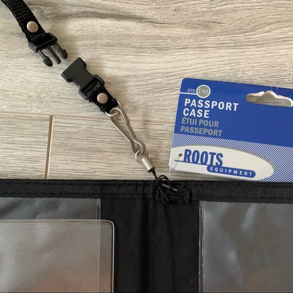 ❣️2/$35❣️ Roots Passport Case - Picture 5 of 5